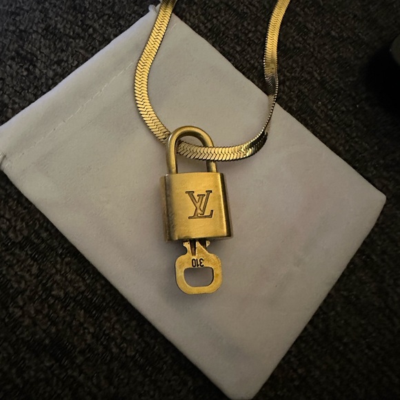 Louis Vuitton gold lock and key ( number 310), paired with a 14k gold necklace. - Picture 5 of 6